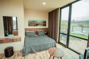 Ένα ή περισσότερα κρεβάτια σε δωμάτιο στο Hotel Grand View in Tbilisi