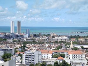 レシフェにあるBeach Class Ilha do Leite 2606の海を背景に建築物が建ち並ぶ都市