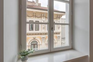 ein offenes Fenster mit Blick auf ein Gebäude in der Unterkunft Apartments Trieste Centro I 3 in Triest