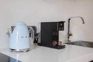 eine Küchentheke mit einer Kaffeemaschine neben einer Spüle in der Unterkunft Apartments Trieste Centro I 3 in Triest