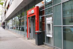 ザグレブにあるApartment Elena 2 Zagreb City with garageの側面に看板がある建物