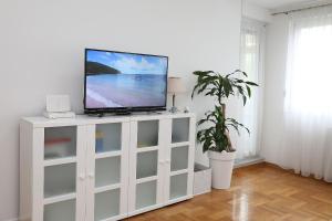 ザグレブにあるApartment Elena 2 Zagreb City with garageの白いエンターテイメントセンター(薄型テレビ付)