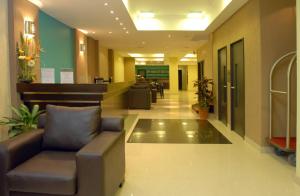 Viasui Hotel في بوينس آيرس: لوبي مستشفى فيه كرسي وغرفة انتظار
