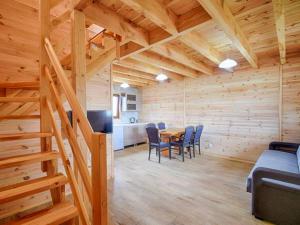a room with a table and chairs in a cabin at Mieleńskie Piaski in Mielno