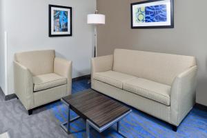 sala de estar con sofá, silla y mesa en Holiday Inn Express Hotel & Suites St. Louis West-O'Fallon, an IHG Hotel en O'Fallon