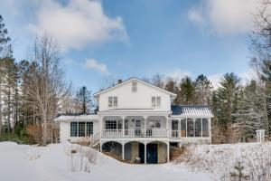 Casa blanca con porche en la nieve en Rustic Mountain-View Farmhouse on 159 Acres, en Lancaster