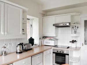 A kitchen or kitchenette at Glenearn Lodge Cottage