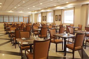 a dining room with tables and chairs in it at Hotel Diego de Almagro Iquique in Iquique +36 photos