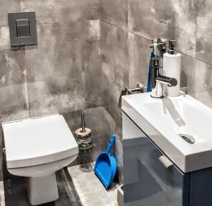 GAJ Apartment - Air condition - Free Parking في كراكوف: حمام به مرحاض أبيض ومغسلة