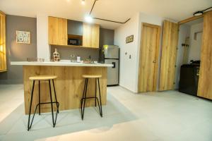 Кухня або міні-кухня у Barcelo Coliving