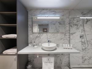 a bathroom with a sink and a shower at Appartement spacieux 125m², 6 pers., garage et tranquillité - FR-1-570-19 in Praranger