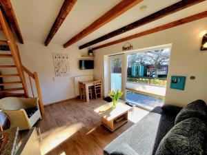 a living room with a couch and a table at Ab unters Reet in Born