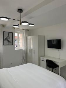 Televízia a/alebo spoločenská miestnosť v ubytovaní Beau duplex au centre Ville.