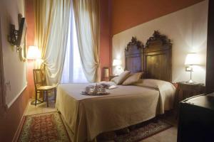 ルッカにあるRelais San Lorenzoの大きなベッドと大きな窓のある寝室