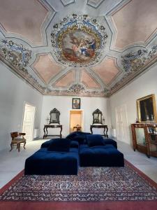 1 dormitorio con 4 camas y una pintura en el techo en Palazzo Triolo - Dimora di Charme, en Corleone