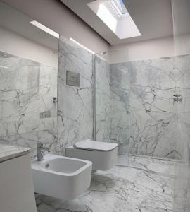 Baño blanco con lavabo y aseo en Palazzo Triolo - Dimora di Charme, en Corleone