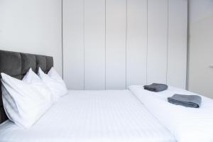 two beds in a room with white sheets and pillows at Alternativ 2 Residence Central in Timişoara