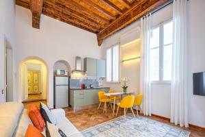 Condotta 16 Apartments في فلورنسا: غرفة معيشة مع أريكة وطاولة