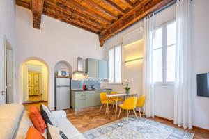 A kitchen or kitchenette at Condotta 16 Apartments