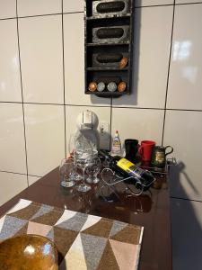 un comptoir dans une cuisine avec des lunettes dans l'établissement chale ype, à Monte Verde