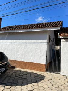 un bâtiment blanc avec une porte devant dans l'établissement chale ype, à Monte Verde