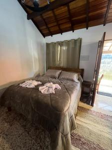 une chambre avec un lit avec deux serviettes dessus dans l'établissement chale ype, à Monte Verde 12 autres photos