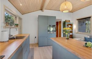- une cuisine avec un évier et un comptoir dans l'établissement Awesome Home In Blvand With 3 Bedrooms And Wifi, à Blåvand