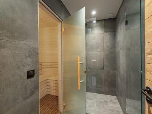 a shower with a glass door in a bathroom at Chalet Saint-Martin-de-Belleville, 6 pièces, 12 personnes - FR-1-570-30 in Praranger