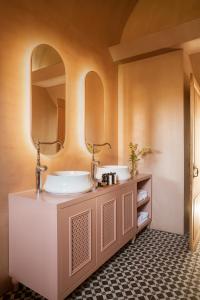 ein Badezimmer mit 2 Waschbecken und einem Spiegel in der Unterkunft Saray Monumental Luxury Villa Medieval Town, Rhodes in Rhodos (Stadt)