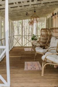 a porch with wicker chairs and a chandelier at Camp Swann in Tracy City +20 photos