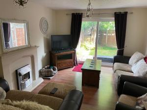 uma sala de estar com lareira e televisão em 3-Bed House in Stoke-on-Trent Free Sky Free Wifi em Stoke-on-Trent