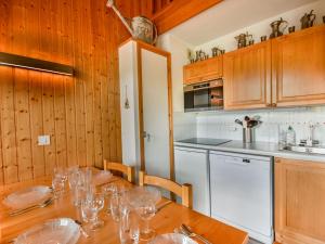uma cozinha com uma mesa com copos de vinho em Appartement Les Gets, 2 pièces, 5 personnes - FR-1-685-23 em Les Gets
