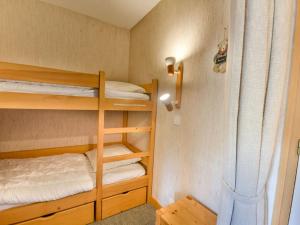 מיטה או מיטות קומותיים בחדר ב-Appartement Les Gets, 2 pièces, 5 personnes - FR-1-685-23