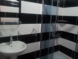 Bilik mandi di Red Stone Guest House