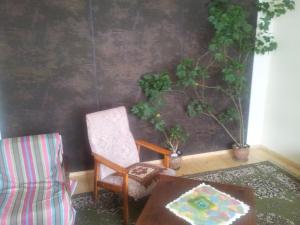 Ruang duduk di Red Stone Guest House