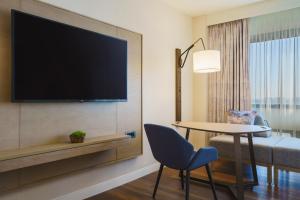 TV a/nebo společenská místnost v ubytování The Westin O'Hare