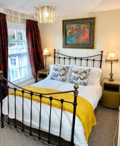 a bedroom with a large bed and two lamps at Lala Mundi in Brading