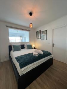 um quarto com uma cama grande e uma janela grande em Cosy 2 bedrooms apartment Croisette em Cannes