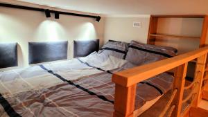 Łóżko w pokoju z łóżkiem piętrowym w obiekcie Justinrent 1 w mieście Legnica