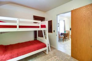 1 Schlafzimmer mit 2 Etagenbetten und einem Esszimmer in der Unterkunft Rural Minnesota Apartment with Fire Pit in Hibbing