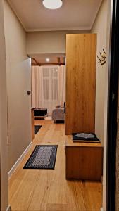 Zimmer mit einer Tür, die in ein Zimmer mit einem Schlafzimmer führt in der Unterkunft Justinrent 1 in Legnica