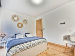 a bedroom with a bed and a chair at Appartement Les Gets, 3 pièces, 6 personnes - FR-1-685-65 in Les Gets