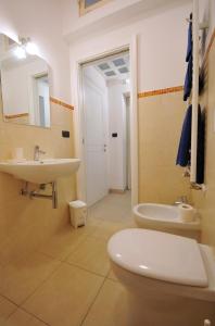 ガリポリにあるMaisonette B&Bのバスルーム(トイレ、洗面台付)