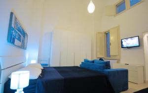 ガリポリにあるMaisonette B&Bのベッドルーム(青いベッド1台、ソファ付)