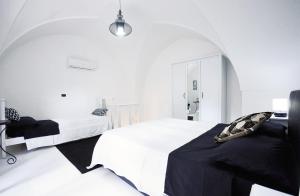 ガリポリにあるMaisonette B&Bの白い部屋(ベッド2台、テーブル付)