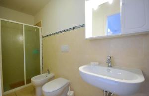 ガリポリにあるMaisonette B&Bのバスルーム(洗面台、トイレ、シャワー付)