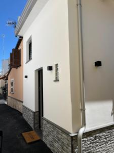 un edificio blanco con una puerta en una calle en La Mignon en Ischia