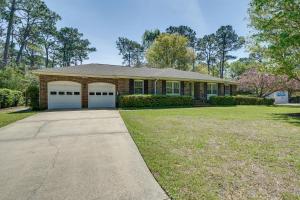 ein Haus mit zwei Garagentüren und einer Einfahrt in der Unterkunft Wilmington Rental about 4 Mi to Wrightsville Beach! in Wilmington