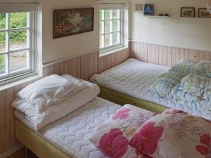 Tempat tidur dalam kamar di Holiday home MUNKA-LJUNGBY II