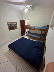 1 Schlafzimmer mit 2 Etagenbetten und einer Decke in der Unterkunft casa das bromelias prainha in Paraty